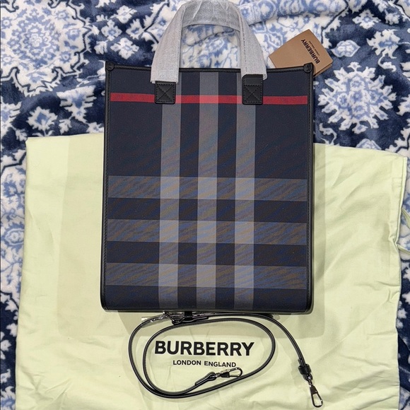 Men’s or Women’s Burberry Navy/Grey Checkered Tote/Messenger Bag! Brand NewW bag